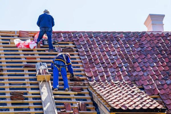 Choosing the Right Hudson Roofing Contractor for Repairs and Installations